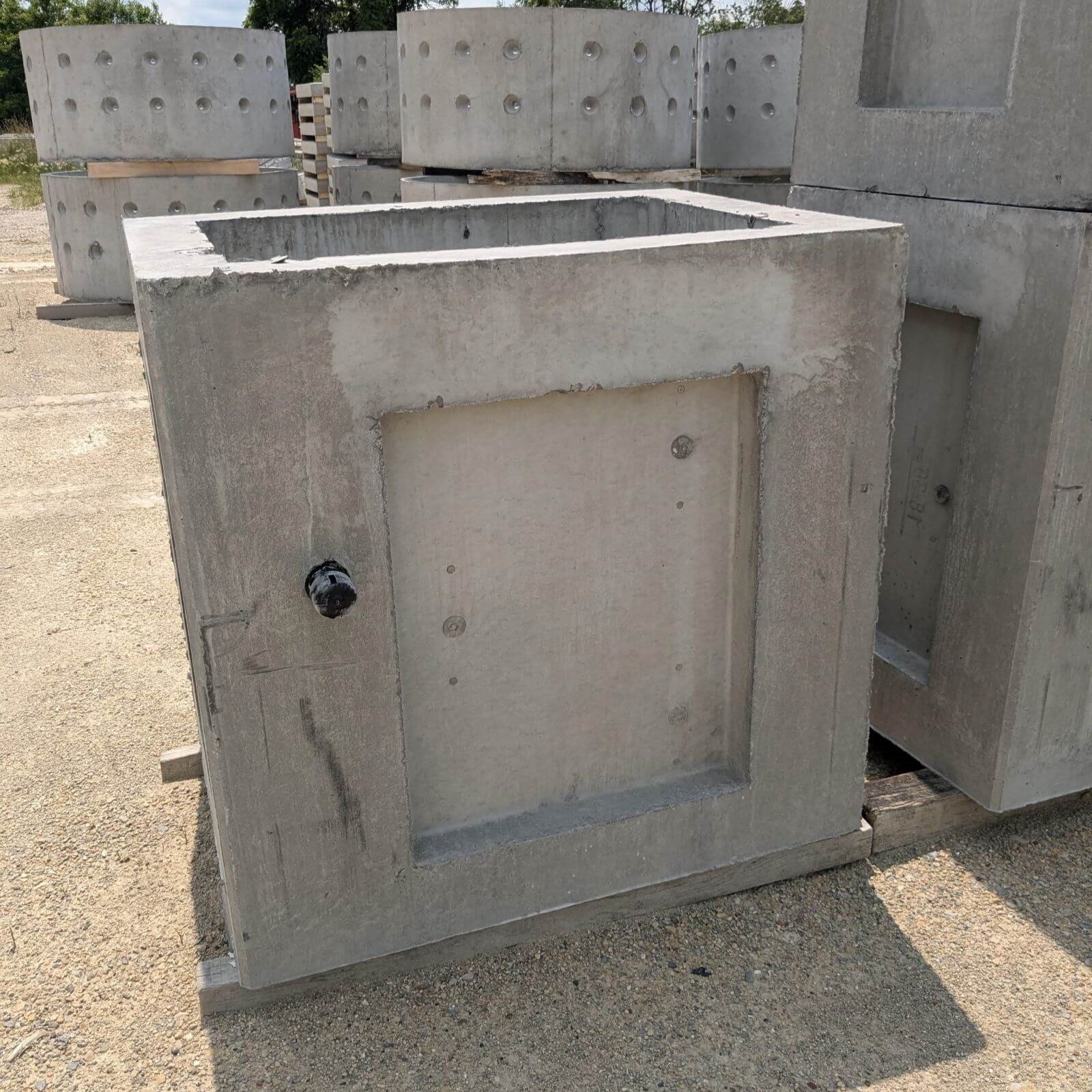 Concrete manhole box